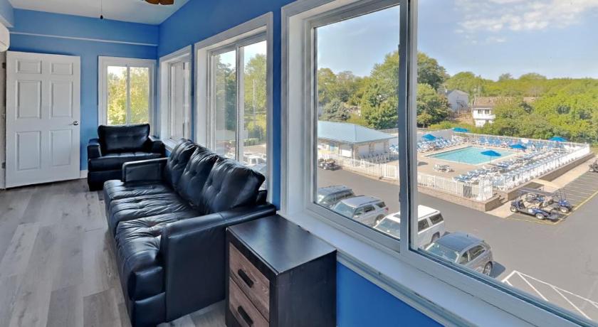 Put-in-Bay Put-in-Bay Waterfront Condo #208 4-Star Accommodation pool