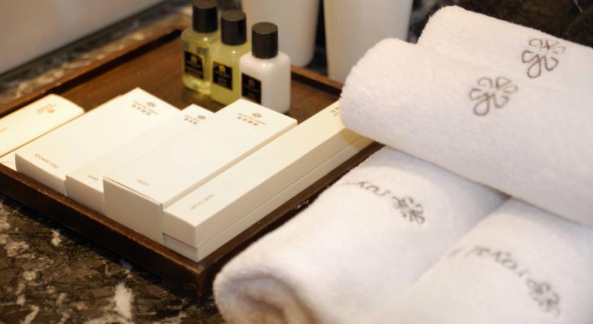 Image of Deluxe King Bed 11