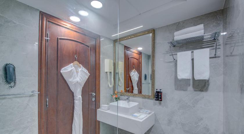 Image of 1 King Bed, Deluxe Room, Non-Smoking 7