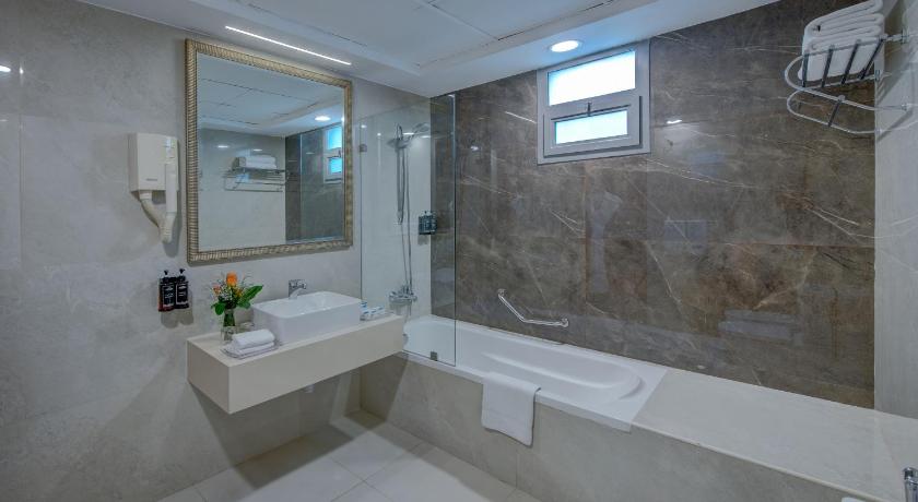 Image of 1 King Bed, Executive Room, Non-Smoking 4