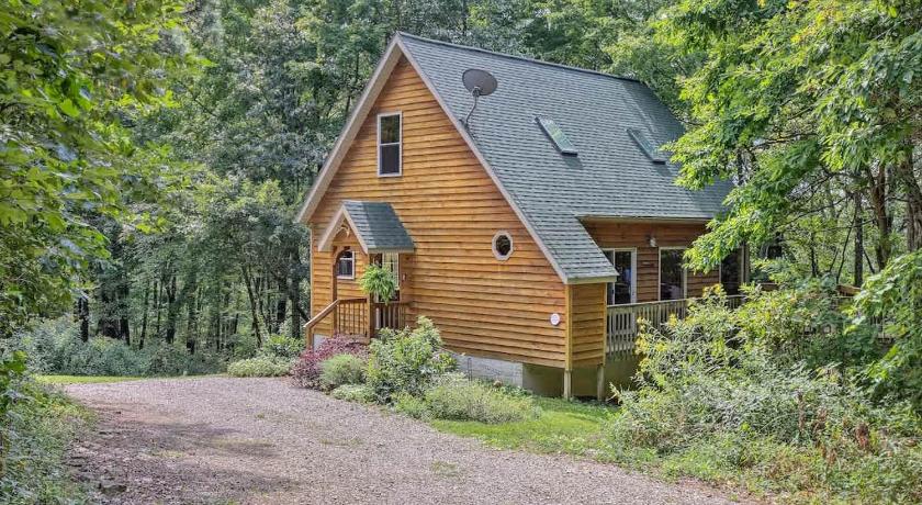Rockbridge Cheerful Two Bdrm Cabin with Hot Tub & Pet Friendly 4-Star Accommodation amenity