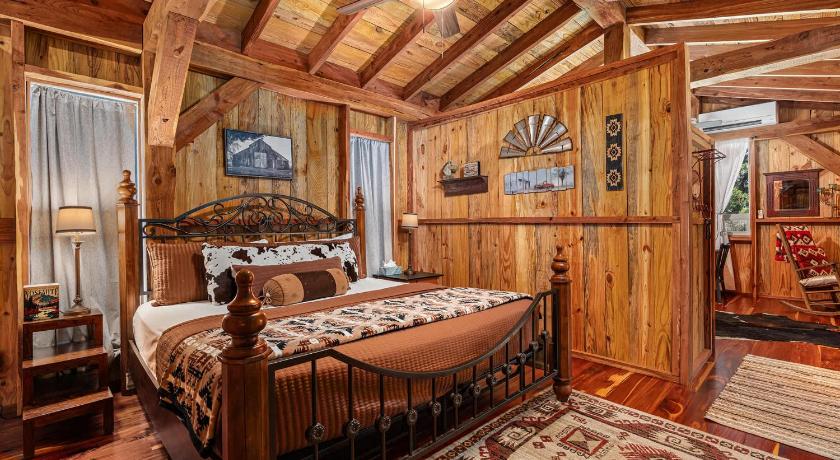 フレデリックスバーグ Texas Saw Mill Cabin - Hot Tub & 10 Mins to Main St 4つ星 宿泊施設 スイート