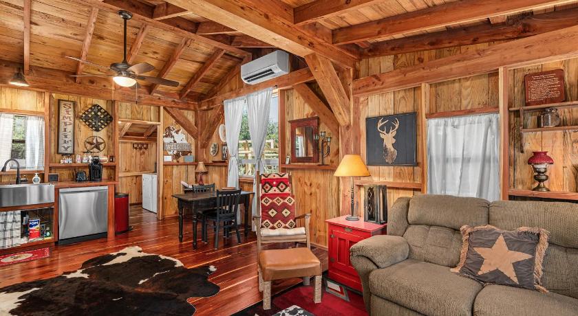 フレデリックスバーグ Texas Saw Mill Cabin - Hot Tub & 10 Mins to Main St 4つ星 宿泊施設 ロビー