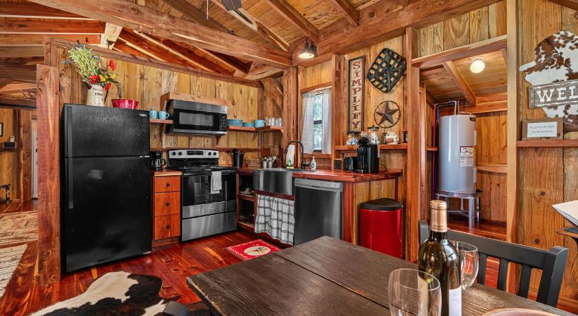フレデリックスバーグ Texas Saw Mill Cabin - Hot Tub & 10 Mins to Main St 4つ星 宿泊施設 客室