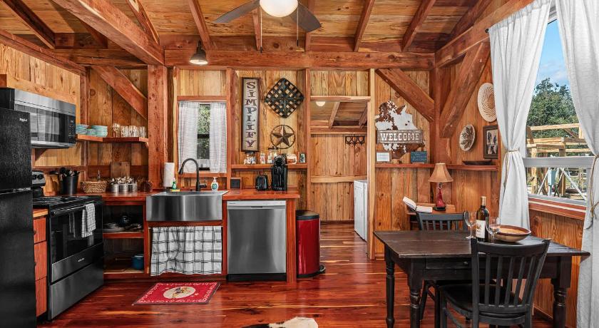フレデリックスバーグ Texas Saw Mill Cabin - Hot Tub & 10 Mins to Main St 4つ星 宿泊施設 レストラン
