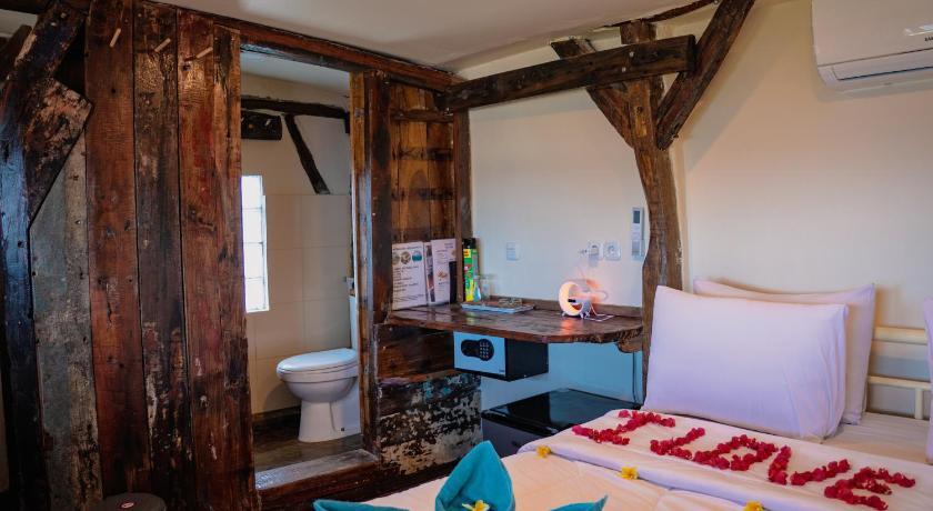 Image of Deluxe Double Room with Side Sea View 1