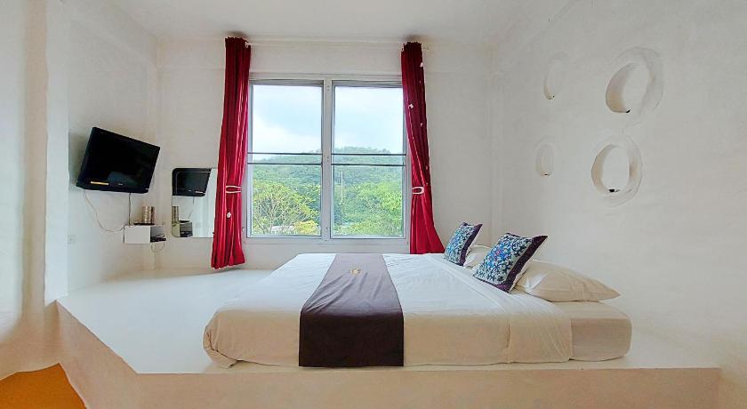 Image of Family Room with Garden View 7