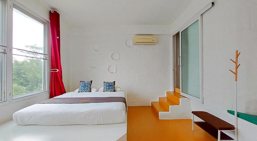 Image of Family Room with Garden View 3