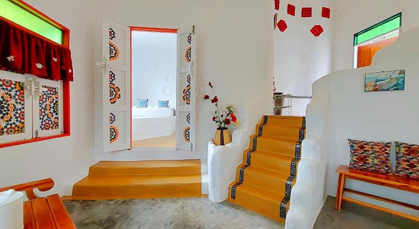 Image of Family Room with Garden View 6