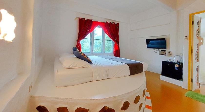 Image of Family Room with Garden View 4