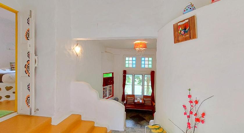Image of Family Room with Garden View 12