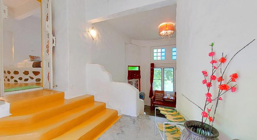 Image of Family Room with Garden View 10