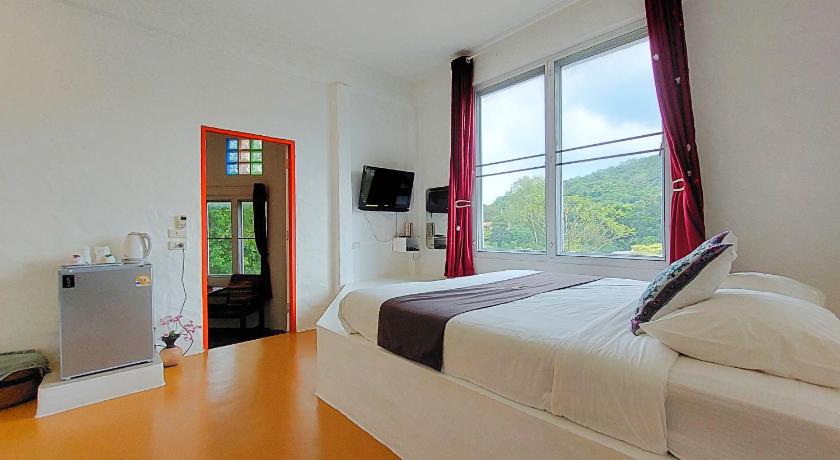 Image of Family Room with Garden View 8