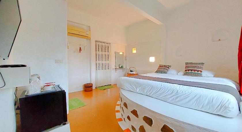Image of Family Room with Garden View 9