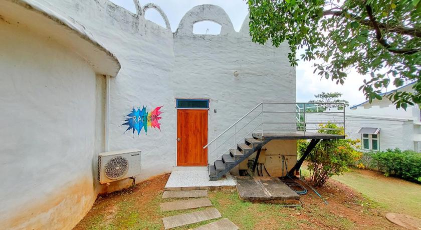 Image of Family Room with Garden View 14