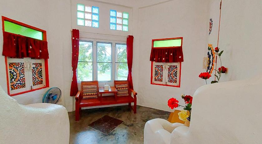 Image of Family Room with Garden View 15