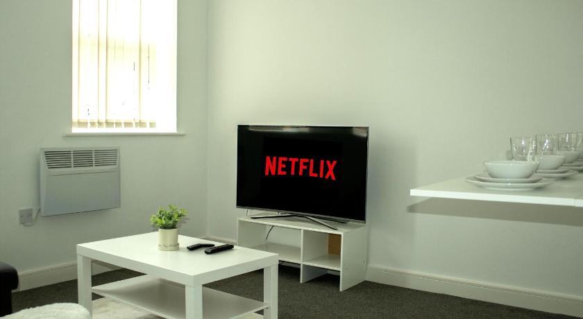 Spacious 2BR Apartment with Superfast Wi-Fi, FREE PARKING, NETFLIX & PS5