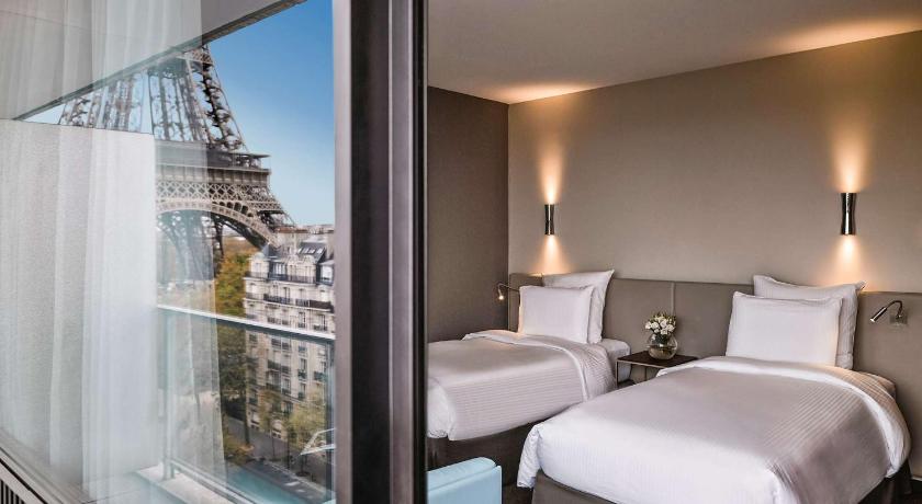 Kuva huoneesta DELUXE ROOM, High Floor, 2 Single Beds, 1 Sofa Bed, Balcony Eiffel Tower View 6