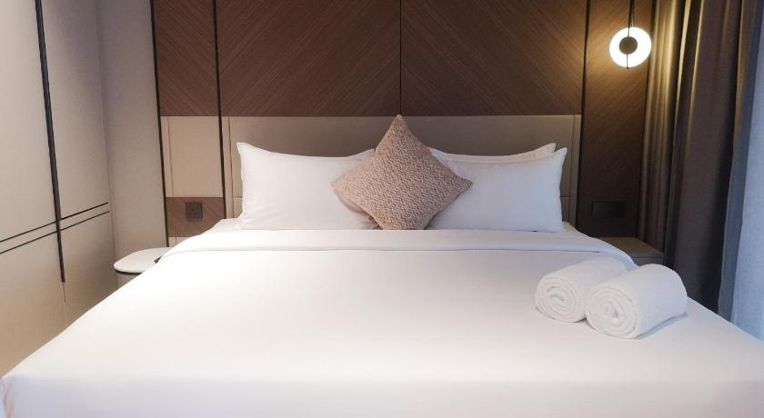 Image of One Bed Room with Bathtub 12
