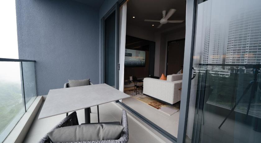 Image of One Bed Room with Bathtub 1