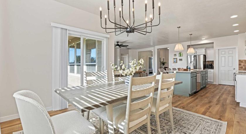 냄파 (ID) 4BR Retreat With Hot Tub Greenbelt Pond Sleeps 12 4성급 숙소 수영장