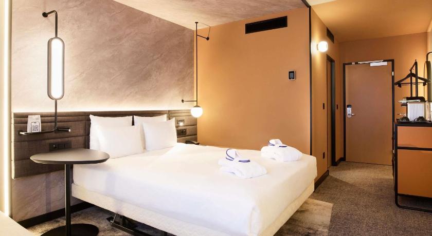 Image of Executive Room with 1 double bed and sofa 1
