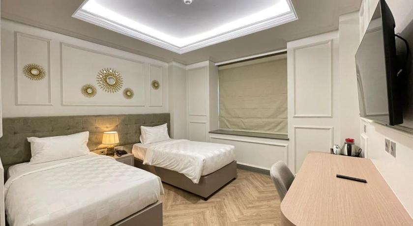 Image of Deluxe Room 8