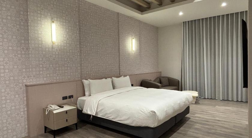 Image of Deluxe Double Room with Bath 5