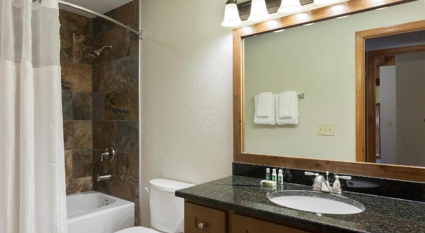 Image of Three-Bedroom Townhouse with One King Bed, One Queen Bed and Two Twin Beds 2