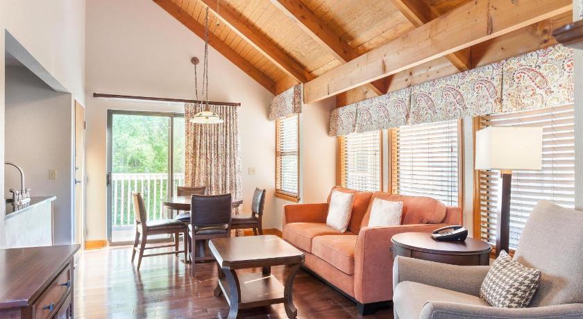 Image of Three-Bedroom Townhouse with One King Bed, One Queen Bed and Two Twin Beds 3