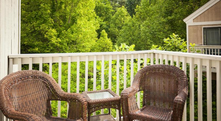 Image of Three-Bedroom Townhouse with One King Bed, One Queen Bed and Two Twin Beds 6