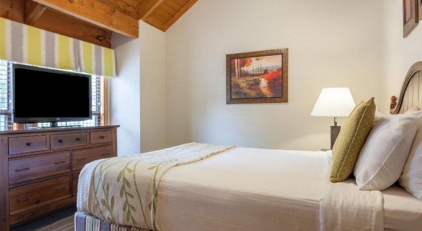 Image of Three-Bedroom Townhouse with One King Bed, One Queen Bed and Two Twin Beds 4