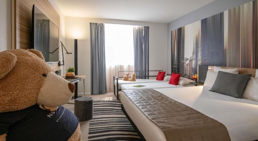 Image of Superior room with double bed and 2 singles 5