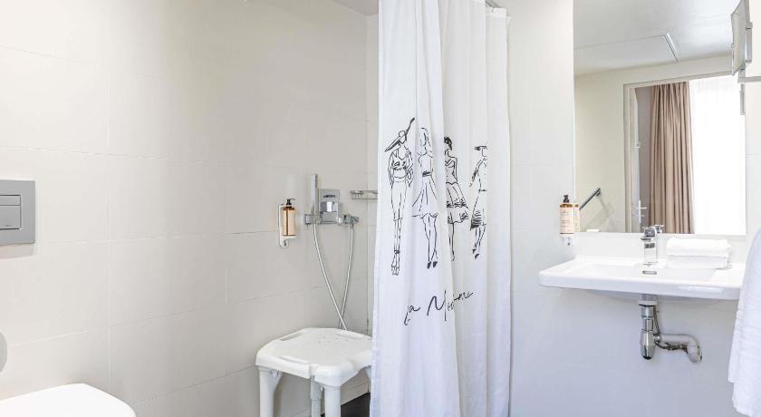 Image of Accessible Classic Room with One Double Bed 2
