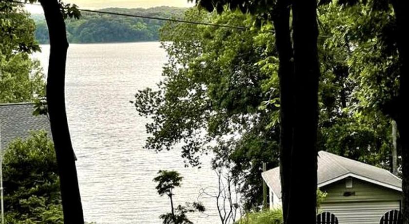 ブルースプリングス Outstanding Lakefront Cottage with Fire Pit in Cadiz, Kentucky 3つ星 宿泊施設 客室