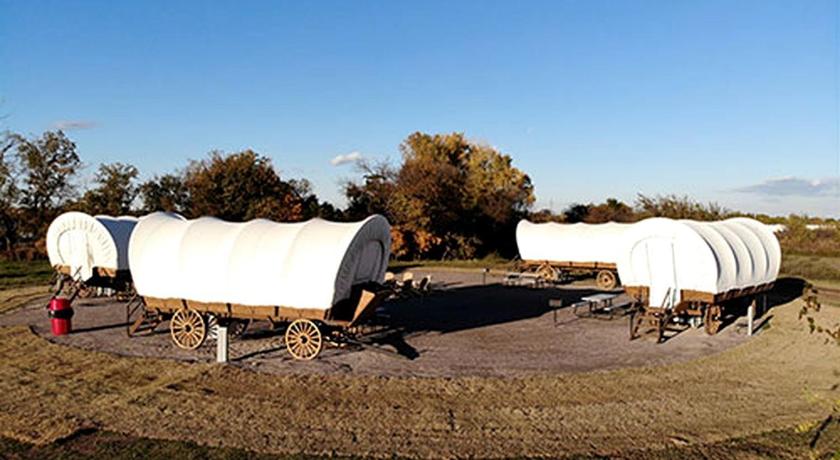 오클라호마 시티 (OK) Cozy Conestoga Covered Wagon for 6 on Oklahoma Farm, for Memorable Glamping Vacations 2성급 숙소 수영장