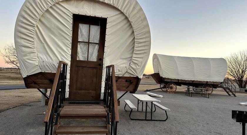 オクラホマシティ Cozy Conestoga Covered Wagon for 6 on Oklahoma Farm, for Memorable Glamping Vacations 2つ星 宿泊施設 客室