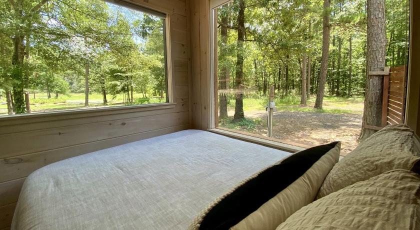 ワールド・ラン (AR) Majestic Nordic Tiny House with Private Deck, Grill and Fire Pit in Arkansas 3つ星 宿泊施設 スイート