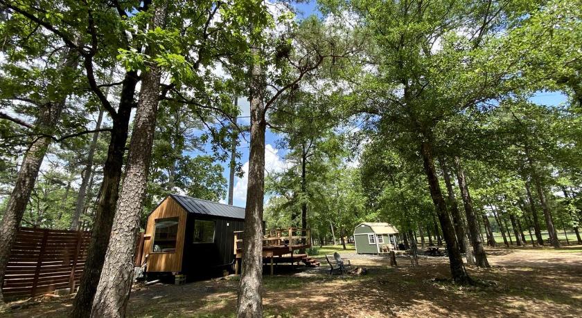 ワールド・ラン (AR) Majestic Nordic Tiny House with Private Deck, Grill and Fire Pit in Arkansas 3つ星 宿泊施設 レストラン