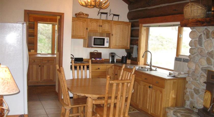 다비 (MT) Montana Mountain Glamping: Charming Log Cabin with a Private Hot Tub in Darby 3성급 숙소 수영장
