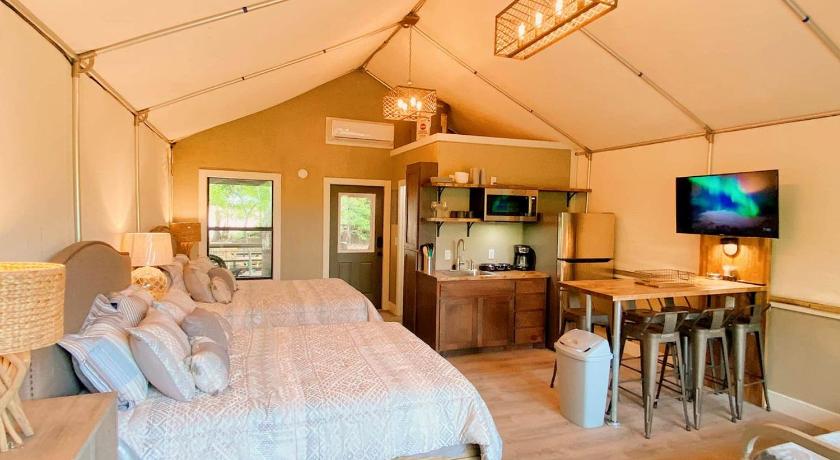 세인트 헤드윅 Aquatic Retreat: Waterfront Tented Cabin with Full Amenities for Water Lovers in Cibolo, TX 4성급 숙소 스위트룸