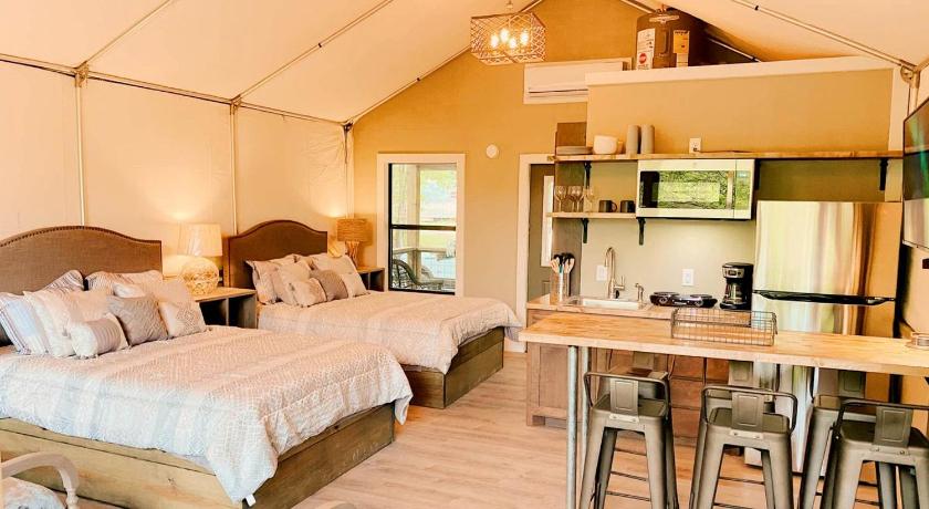 세인트 헤드윅 Aquatic Retreat: Waterfront Tented Cabin with Full Amenities for Water Lovers in Cibolo, TX 4성급 숙소 스위트룸