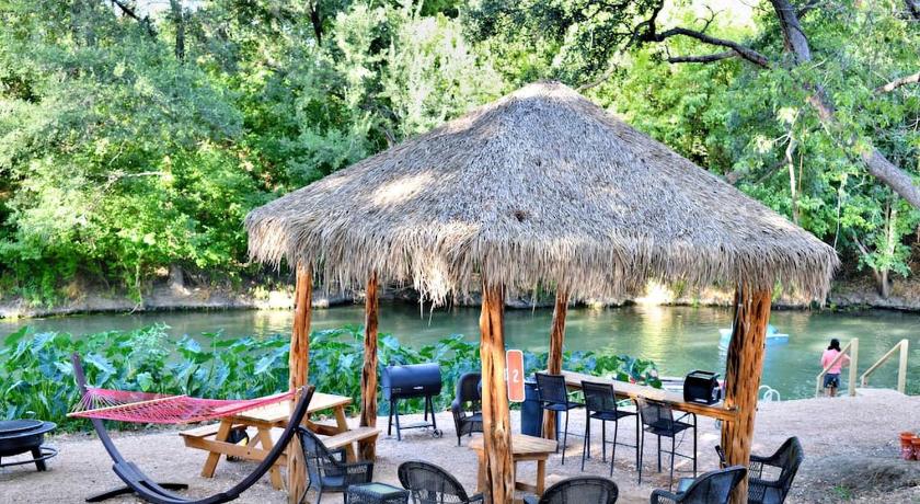 세인트 헤드윅 Wake and Glamp: Safari Tent Retreat for Water Sport Lovers in Cibolo, TX 3성급 숙소 부대시설