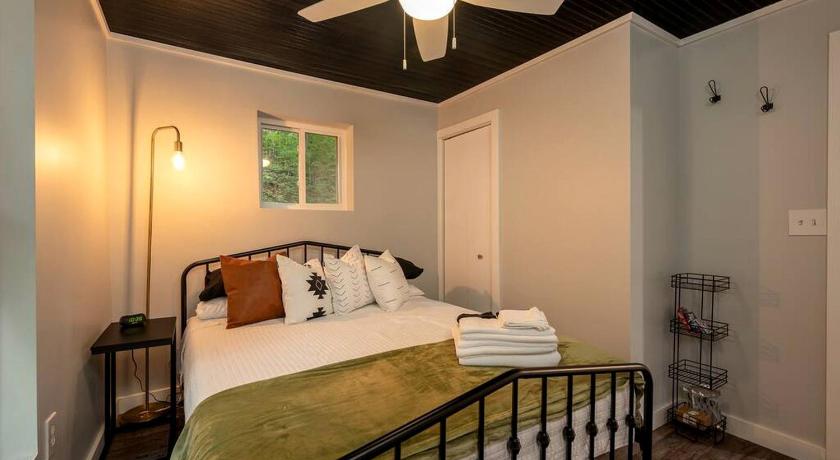 엠렌턴 Scenic Retreat: Riverfront Cabin with Large Deck and Fire Pit in Emlenton, Pennsylvania 3성급 숙소 로비