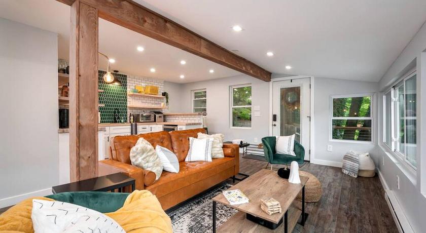 엠렌턴 Scenic Retreat: Riverfront Cabin with Large Deck and Fire Pit in Emlenton, Pennsylvania 3성급 숙소 스위트룸