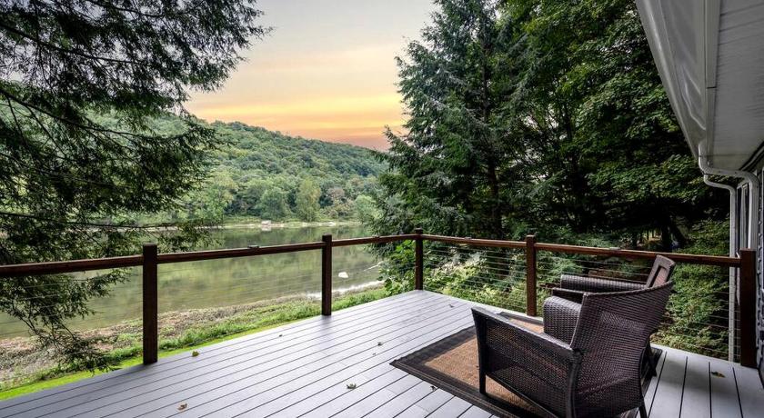 엠렌턴 Scenic Retreat: Riverfront Cabin with Large Deck and Fire Pit in Emlenton, Pennsylvania 3성급 숙소 로비