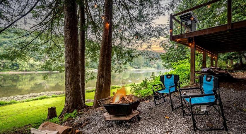 엠렌턴 Scenic Retreat: Riverfront Cabin with Large Deck and Fire Pit in Emlenton, Pennsylvania 3성급 숙소 부대시설