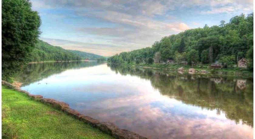 엠렌턴 Scenic Retreat: Riverfront Cabin with Large Deck and Fire Pit in Emlenton, Pennsylvania 3성급 숙소 객실
