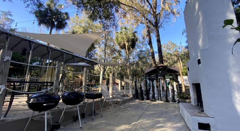 デュネディン Pet Friendly Cottage with Fire Pit in Dunnellon, Florida 3つ星 宿泊施設 レストラン