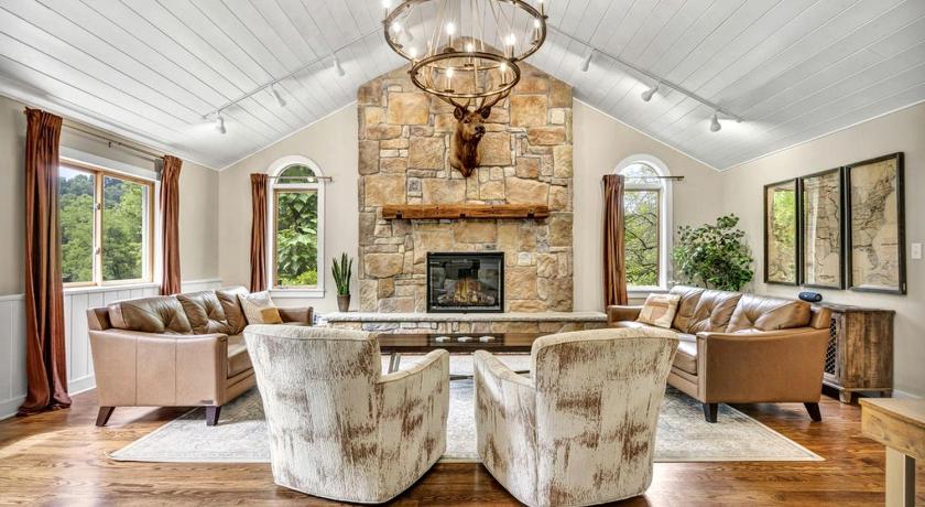 コールドウェル (OH) Exquisite Cabin with Amazing Interior and Exterior in Sarahsville, Ohio 4つ星 宿泊施設 プール